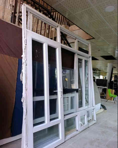 زۆر پـاک و جـوان و بێعەیبە ..
 بـەرزی ٢ مەترو ٦٠ سـم ..
 پــانی ٢ مەترو ٤٠ سـم 
هەموو شتێکی کاملە
 شــوشەگەورەکەی  ناوەڕاستی - ٦  مــلم ...
 شــوشەکانی تریشی ٤  مــلم
 پێویست بەسەیرکردن ناکات بەنرخێکی گونجاویش ئەیفرۆشین💯
🍁🍁🍁🍁🍁🍁🍁🍁
ژ.ڤایبە📥☎️***********
ناونیشان/کەلار.. بنگرد
هەرئەشیایەکتان هەیە پەیوەندی بکەن یان نامەبنێرن
