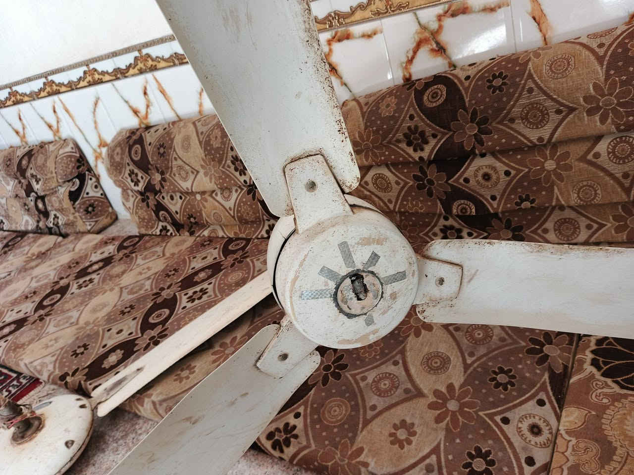 غراض قديمه للبيع او مراوس بهاون ساعه يدويه قديمه مكاني ذي قار ***********
