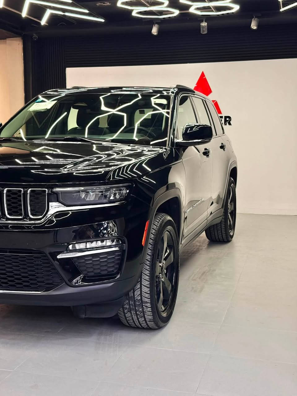 السلام عليكم
Jeep Grand Cherokee 
Limited Plus
2024 للبيع
عداد :20 الف ميل
داخل جلد أسود
بانوراما
تحكم بالستيرن
شاشة كبيرة
كراسي امامية كهرباء
ميموري كرسي السائق
تدفئة مقاعد امامية
تدفئة مقاعد خلفية
تدفئة ستيرن
خاصية دخول بدون مفتاح
كاميرا خلفية
رادار امامي
رادار جانبي
تحديد مسار
مثبت سرعة تفاعلي
تشغيل عن بعد
باب الصندوق كهرباء
STOP/START ENGINE نظام
ALPINE نظام صوت
حساسات خلفية
اوتو بريك خلفي
هاند بريك كهربائي (بصمة)
اضوية امامية LED
اضوية امامية زينون عالي/واطي
كشافات ضباب زينون
4 وضعيات قيادة
اضوية خلفية LED

السيارة بيهة تايرات لاندكروز وويل نجمة المرغوب

حادث جاملغ وباب بچم كبس وبالعراق صار بيهة باب نفس الجهة والسيارة تبديل 3 قطع اصلية بلادي نفس اللون بدون صبغ
 
العنوان : بغداد 
للاستفسار : ***********
