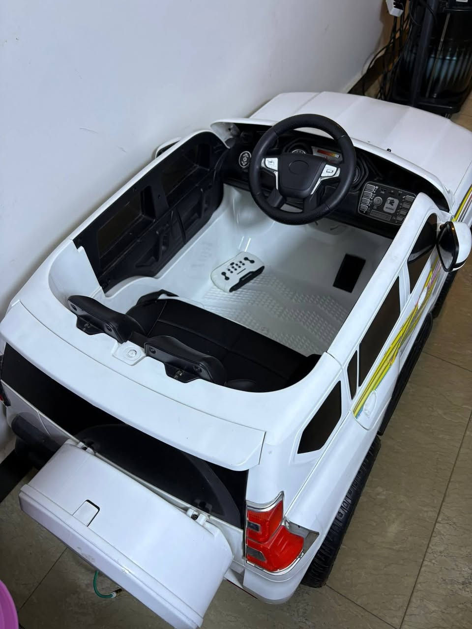 للبيع سياره شحن اطفال استعمال قليل تحكم ذاتي سعر 100وببها مجال ***********
