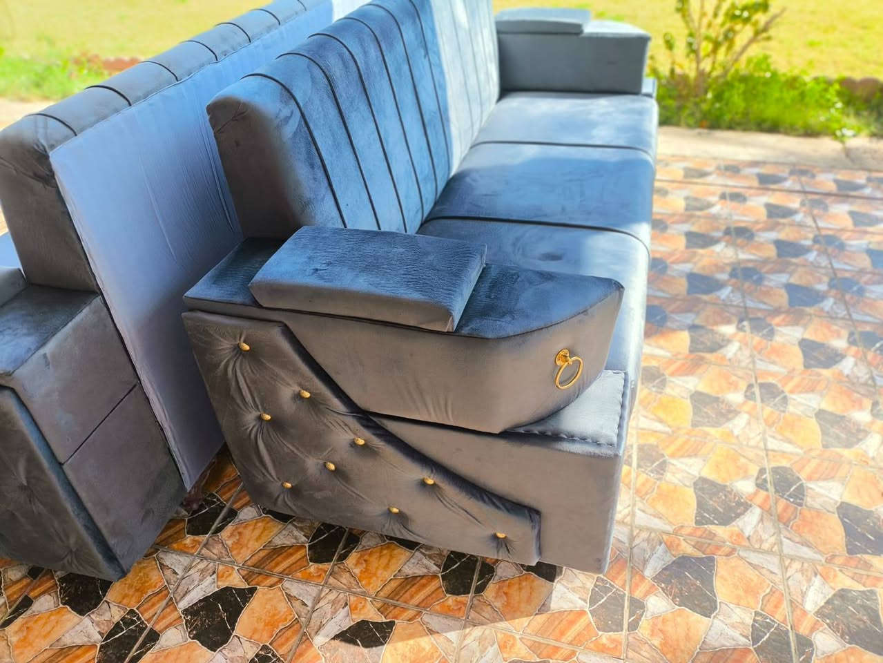 دوشمة وعمل كافة أنواع التخم والديوان وتصليح المستخدم العنوان واسط عزيزية  الشارع العام جهة السياسين بصف المدرسه الصينيه وبصف حسينية بيت حجي مديح رقم الهاتف ***********
