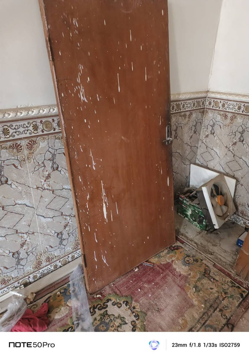 سلام عليكم بيبان للبيع ٣ أبو المتر واحد أبو متر وربع للاستفسار رقم الهاتف ***********
