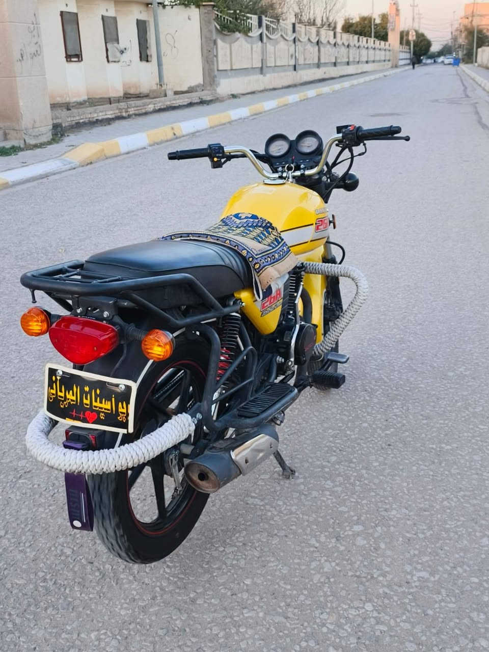 دايون للبيع موديل 2023، أوراقه أصلية، طالعة من البغدادي، ماشية 39 ألف حقيقي. الدراجة أي نقص ما بيها شرط أحله من الصورة، محرك 200 سيسي. الدراجة كل غراضها أبلادي، كل شيء ما بدل بيها شي غراض الوكاله  استخدام شخصي، تجي تفحص. يلا تعامل. السعر 1850 بيها  مجال. العنوان: حي الحر قرب فلافل سعد. ***********
