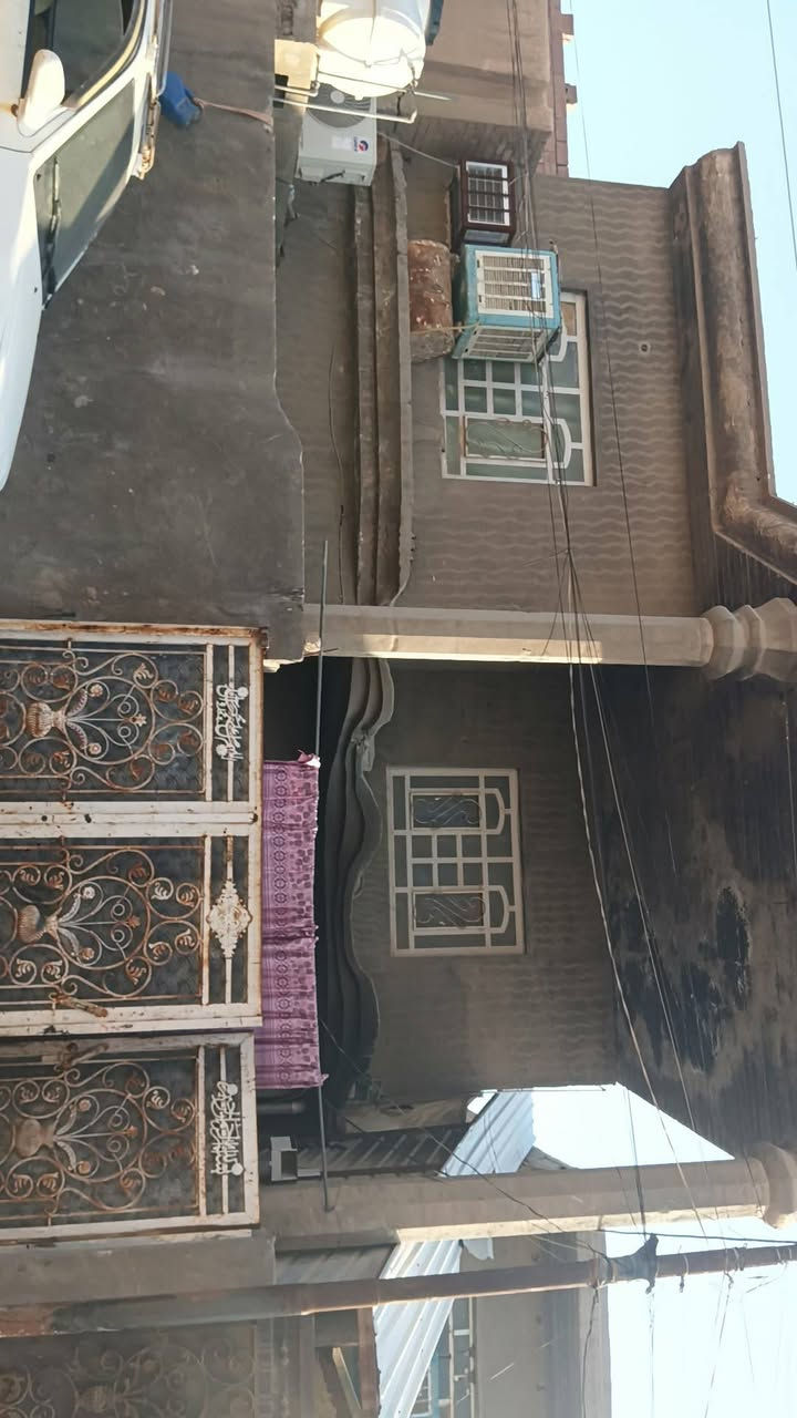 السلام عليكم
بيت للبيع مساحه 200 متر 10×20 طابو صرف تحويل مباشر ..طابقين معزول بدرج خارجي يعني نكدر نگول مشتملات عدد ثنين  أو بيت واحد..

الموقع الشارع الي يربط المهندسين بلعسكري
قرب اسواق جكليته موقع جيد جدا ..... 📍💯
البيت خدماته كامله مي وكهرباء ومجاري للبزل فول 100٪100.....
بناء البيت سنه 2010و 2011
البيت يتكون من 
الطابق الاول📍 .. استقبال. مطبخ . هول . غرفتين . صحيات .طارمه . گراچ .حديقه. صحيات خارجيه..
الطابق الثاني📍.. استقبال. هول . غرفه نوم واحده كبيره.
مجمع صحيات .درجه خارجي..
وسطح نظيف جدا..

البيت جدا جدا نظيف وموقعه كُلش حلو وراقي..

السعر المراسله على الخاص او الاتصال على الرقم 📍📍
للاستفسار اكثر المراسله على الخاص وشكراً
او الاتصال على الرقم 
***********..
