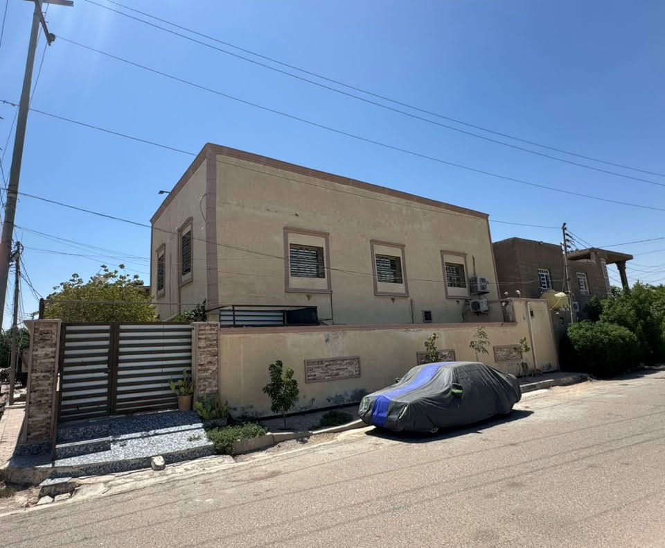 فرصة استثمارية مميزة ☀️☀️
بيت ركن للبيع في حي الشهداء

بيت حي الشهداء 200متر الواجهة 20*10 النزال

التفاصيل 6 غرف نوم 

الطابق الاول استقبال وصاله وحمام وغرفة نوم 

ومطبخ حار وبارد 

الطابق الثاني 5 غرف غرفتين منهن نظام سويت (غرفة+حمام) 

اضافه لصاله في الطابق الثاني 

وايضاً يحتوي مطبخ صغير 

الطابق الاول كونكريت مسلح الطابق الثاني عكادة 

السعر 270

قريب جداً من شارع جامعة العين الرئيسي 

صالح للسكن للعائلة الكبيرة او يصلح بناية سكنية بوارد جداً ممتاز على طلبة جامعة العين (نظام شقق)

الاتصال على : *********** او وتساب
