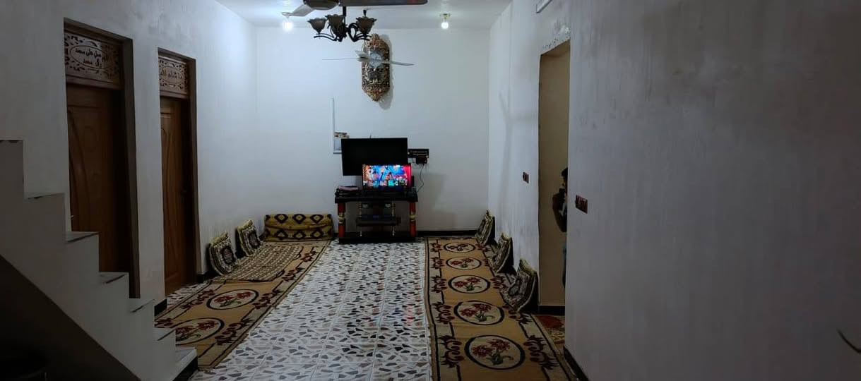 سلام عليكم بيت طابوزراعي خلف شقق الزيتون  220متر جاهز من كلشي كله سيراميك ماء كهرباء تبليط موقع البيت ركن غرفتين صاله مطبخ براني صحيات داخليه اوخارجيه ***********مكتب السجاد للعقار
