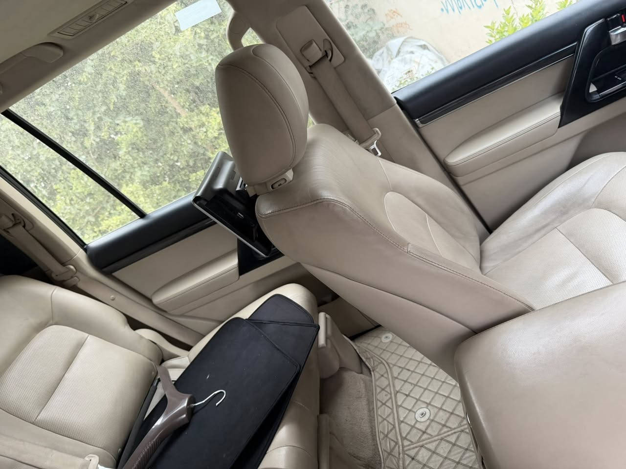 لاندكروز ساز للبيع 2020 ماشيه 82 الف بيها فقط شخط موجوده صورته  اتصال فقط ***********
