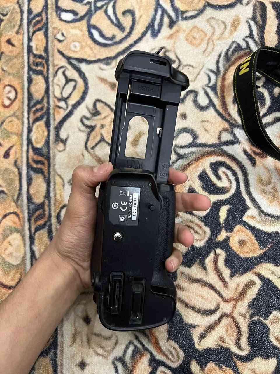 السلام وعليكم كامره نيكون D7200  مع الزوم الاصلي مالتها وشاحنته وقبضه نيكون إضافيه الاصليه ورام 32k وبطاريه مالتها واير نقل الاصلي وجنطه مقسمه  مكانه البصره 
الرقم ***********
