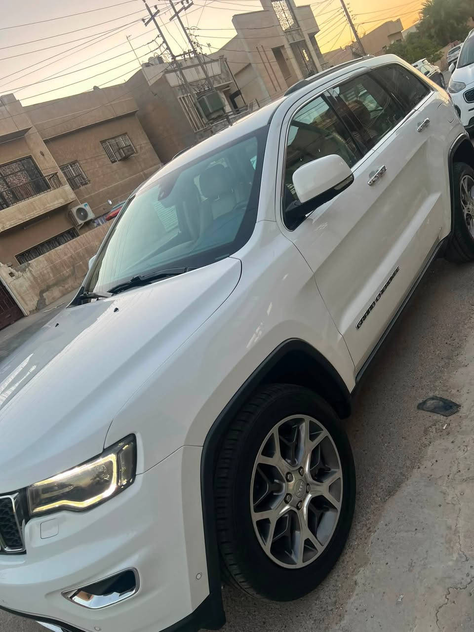 السلام عليكم 
جيب موديل 2019 
لمتد ابلاس فول 
باسمي تحويل ثاني يوم 
رقم الجديد انكليزي 
خليجي وكاله 
ماشيه 47 
بيها شويه صبغ نهاية باب السايق لي جوه وبس فقط 
مواصفاتها 
بصمه 
تشغيل عن بعد 
بانو راما 
لايت زينون 
بك لايت LED 
مري شفط 
رادار جانبي 
زراك رلايت 
تحكم ستيرن كامل 
شاشات 3 
3 انضمت قياده 
ماوس أنظمة قياده 
كشنات جلد 
تبريد كشنات 
تدفائه 4 مقاعد 
قطعتين تبريد 
كامره خلفيه دواره 
مري معتمه 
كشن خزن
كراسي كهرباء 
صندوك كهرباء 
سبير منازل بعده 

السونار مرفق مع المنشور 
اي استفسار عن السعر 
اتصال 
***********
غير متواجد ع الفيس اتصال فقط لمعرف السعر

