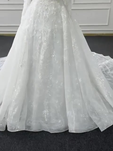 ✨ فستان عرس للبيع ✨🤍

‏تصميم خاص من محل Elegance بداوودي.
▪️ موديل اوروبي انيق ومميز. بالحقيقة أحلى وأفخم من الصور ✨
▪️ الفستان مخيّط بتركيا 🇹🇷
▪️ القياس 38/40  بس يلبس أكبر أيضاً لأن بحبل من ورا ويتوسع على أكثر من قياس.
▪️ قماش دانتيل فرنسي.
▪️ مشغول بكريستال بالكامل من فوق للجوة.
▪️ يلبس وياه الكوميل وممكن يلبس بدونه حسب الرغبة.
▪️ ملبوس مرة وحدة : جلسة التصوير فقط.
▪️ ويجي هدية وياه طرحة بنفس الكريستال الموجود على الفستان 🤍🎁
▪️ السعر: 760 دولار .💵💲
▪️ عندي وصل الشراء للتأكيد على السعر الأصلي.

أي تفاصيل إضافية أو إذا تريدون صور أوضح، راسلوني خاص💌
Insta: zezaya10


**إذا كنت صاحب هذا الإعلان وتريد حذفه لأي سبب، رجاءا أرسل رسالة إلى الدعم الفني**