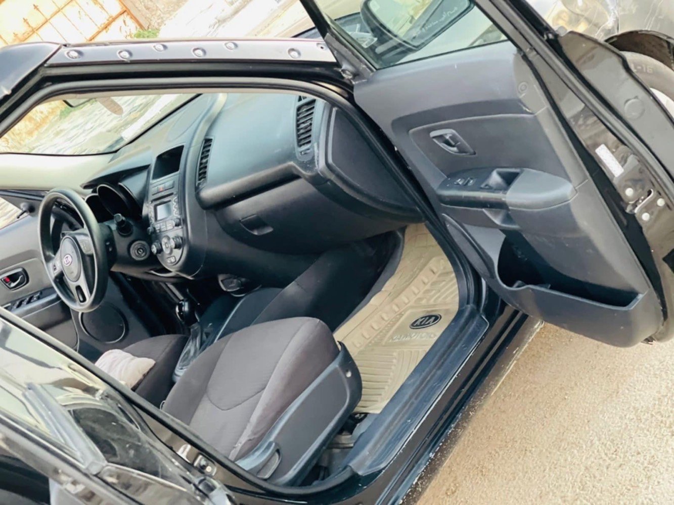 السلام عليكم
سياره صول موديل 2012 
مكينه GDI
لون اسود 
استعمال نسائي
كير مكينه تبريد شاصي مكفولات 
تخم تاير جديد 
تبريد شغال
ماشيه 141 
ارقام جديد مو نفس الي بصور  
للمعلومات او ستفسار شراي 
*********** واتساب
السعر 90 وبيها مجال

