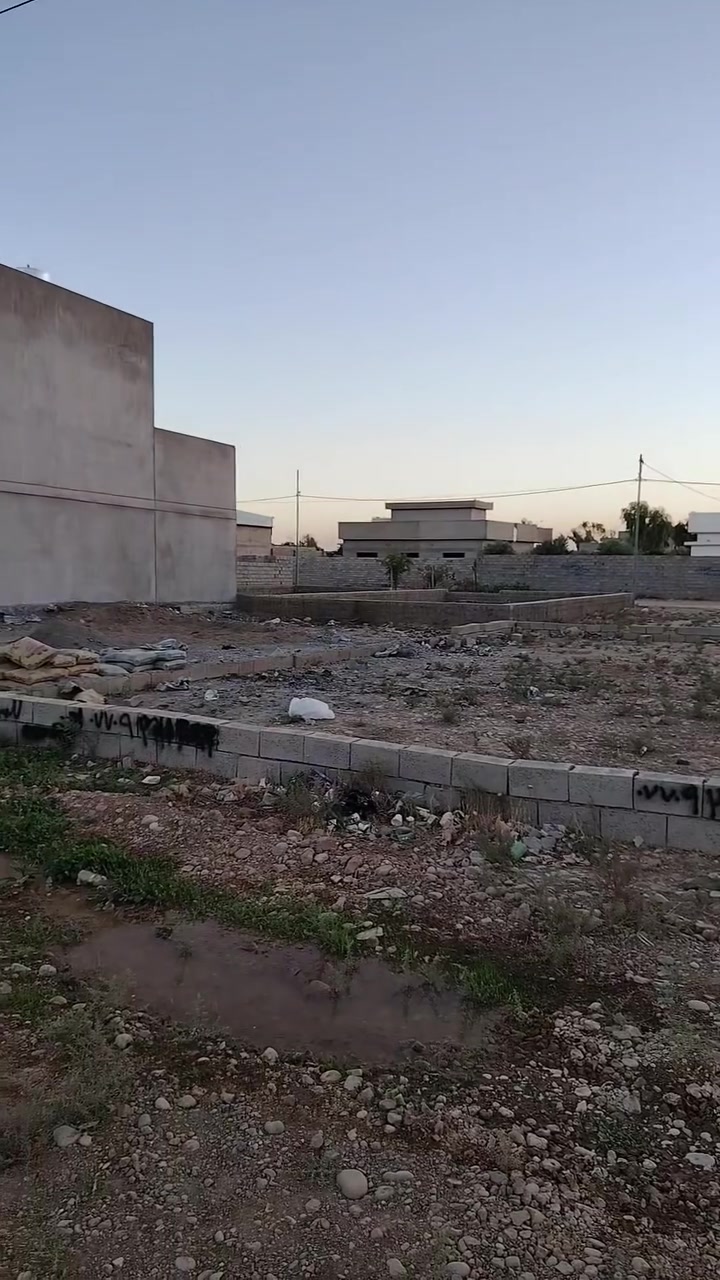سلام عليكم قطعه ١٠٠ متر للبيع خلف كليه جعفر الصادق بضبط موقع مميز فرع مبني خدمات ماء ساحب كهرباء موجود واجه ٥ الطول ٢٠ الاستفسار خابرني وتدلل بيع مستعجل ***********
