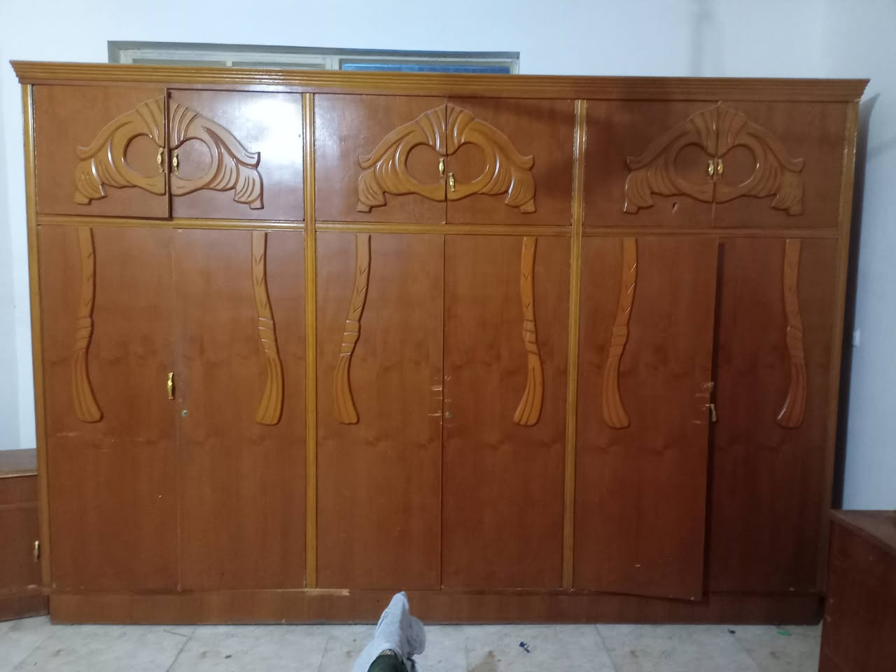 سلام عليكم غرفه كامله  للبيع ٤٥٠وبيها مجال صاج داخل خارج ومستعجل للبيع للاتصال ***********
