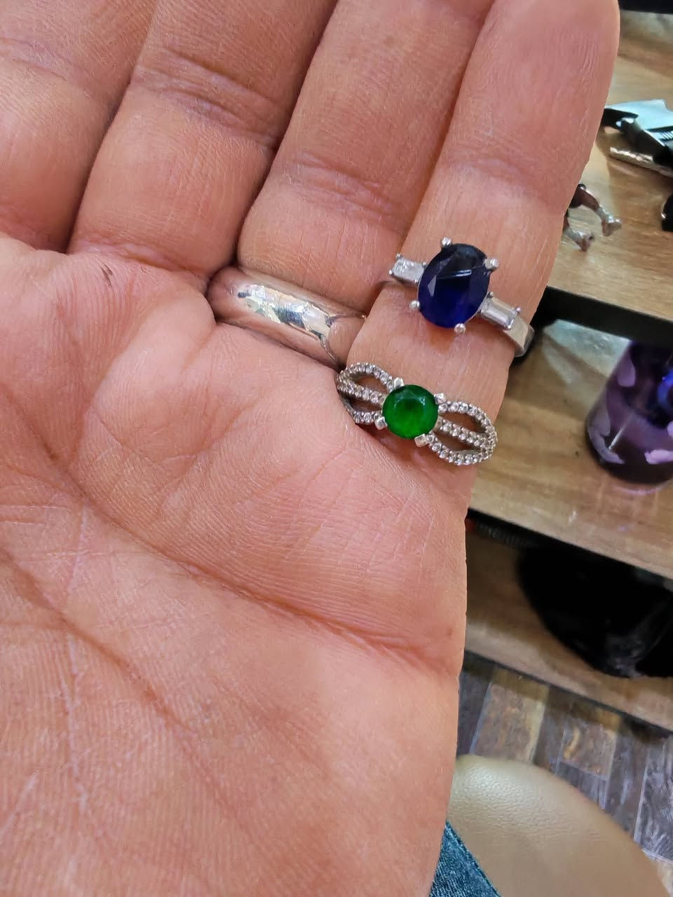 خواتم نسائية فضة 925
موديلات إيطالية 
مقاس الزفير 15
مقاس الزاركون 17
مع زنجيل نسائي خفيف تقريبا غرام ونص 
*********** بغداد 
سعرهم 35 ألف كلهم
