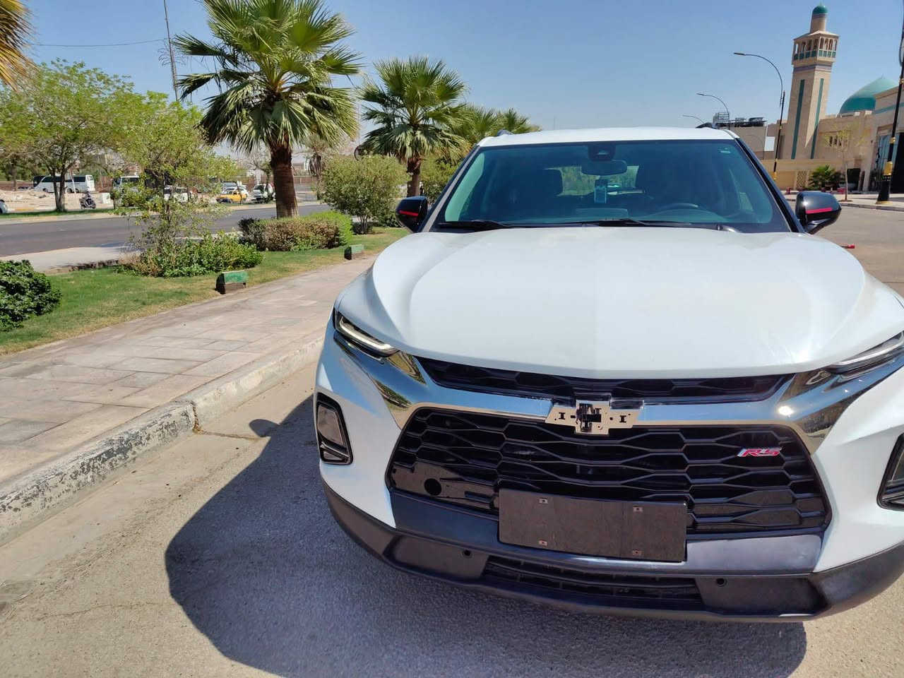 #المركبة : شوفرليت بلايزر موديل 2023 لون ابيظ
#الضرر : بنيد وجاملغ خلفي وربع الجنطة
#الرقم : حرة مدفوعة الكمرك وجاهزة للترقيم على اي محافظة حسب رغبة المشتري
#العداد : 24 الاف ميل حقيقي

#المواصفات  :
▪️السيارة : شوفرليت بلايزر BLAZER 2LT ريد لاين
▪️الموديل : 2023
▪️المحرك : 2.0L توربو (اربعة سلندر) 
▪️حجم الويل : 20
▪️لايتات زينون عالي وناصي مع حاجب LED
▪️بصمات عدد 4 للابواب مع بصمة تشغيل
▪️رادار امامي مانع تصادم
▪️حساسات الأنحراف عن المسار
▪️رادار جانبي (نقاط عمياء)
▪️حساس خلفي
▪️كشنات السيارة مخمل اسود
▪️تحكم فول كهرباء لكرسي السائق 
▪️شاشة الدشبول حجم كبير
▪️تبريد قطعتين امامي وخلفي
▪️تدفئة لكشنات المقدمة
▪️جنطة كهرباء
▪️تشغيل عن بعد
▪️كامرة خلفية دوارة اصل
▪️سايد بريك دكمة
▪️سستم صوت 
▪️تحكم ستيرن جهتين بلوتوث وحاكية وكروس سرعة وتحكم صوت 
▪️نظام ABS مانع انزلاق

السعر المطلوب :175 ورقة مع المجال
 
الاتصال على : ***********
