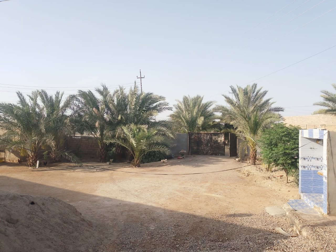 بسم الله 
📍بيت للبيع في منطقة زنگورة ناحية اليرموك 
المساحة : 2000 متر 
البيت لزمة لكن مكفول من العشائر والدولة 
يتكون البيت من : 
.4 غرف 
. مطبخ 
. ديوانية 
. صالة 
.صحيات داخل وخارج 
.حدائق 
*ملاحظة البيت الي بصفة يعتبر قطعة ولكن جاهز للسكن * 
( السعر ١٣٥ وقابل للتفاوض ويرهم مقدمة والباقي اقساط )
للأستفسار 📞.       ***********
