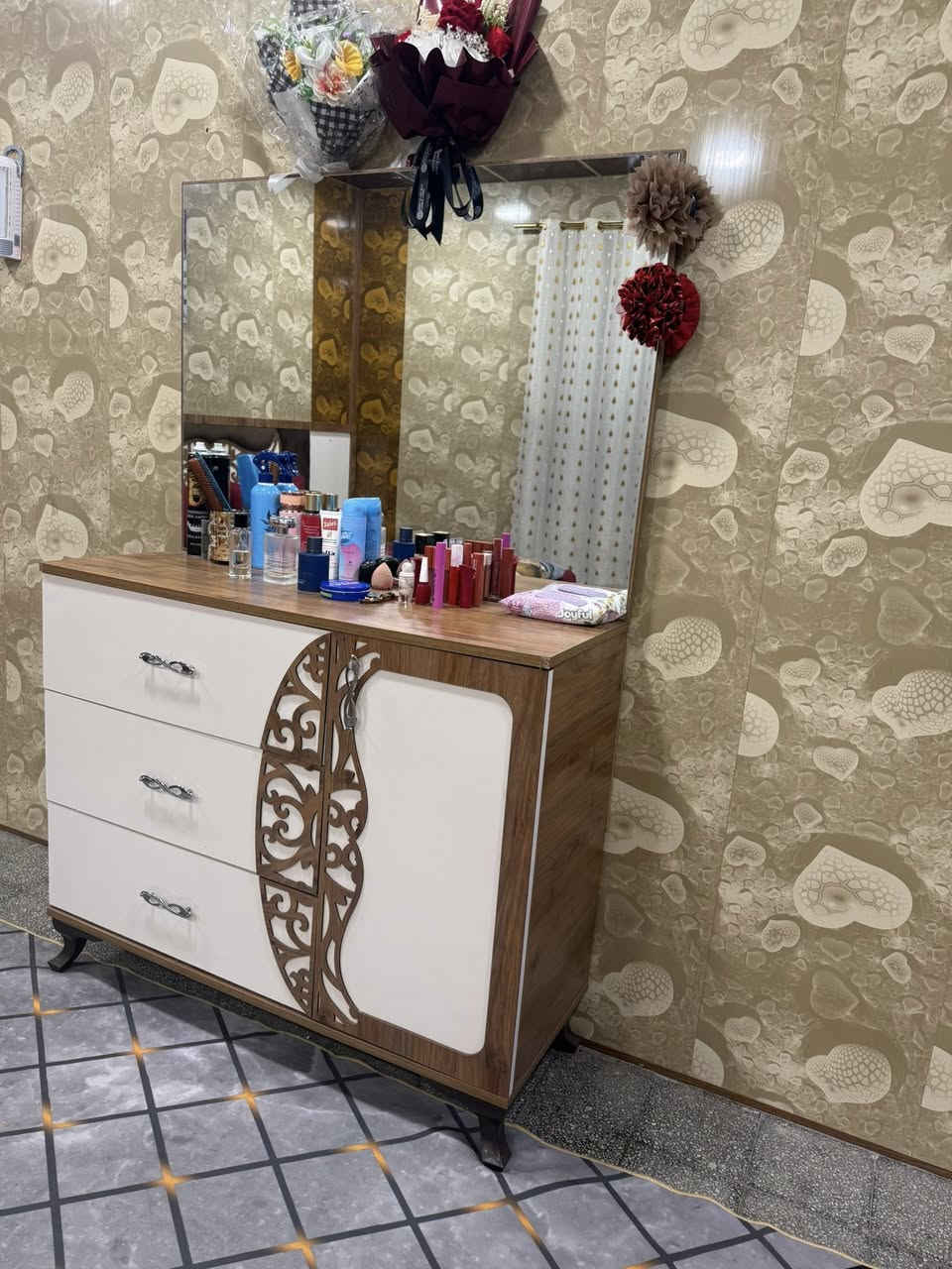 ‏سلام عليكم وغرفة نوم للبيع خمس قطع
‏***********
