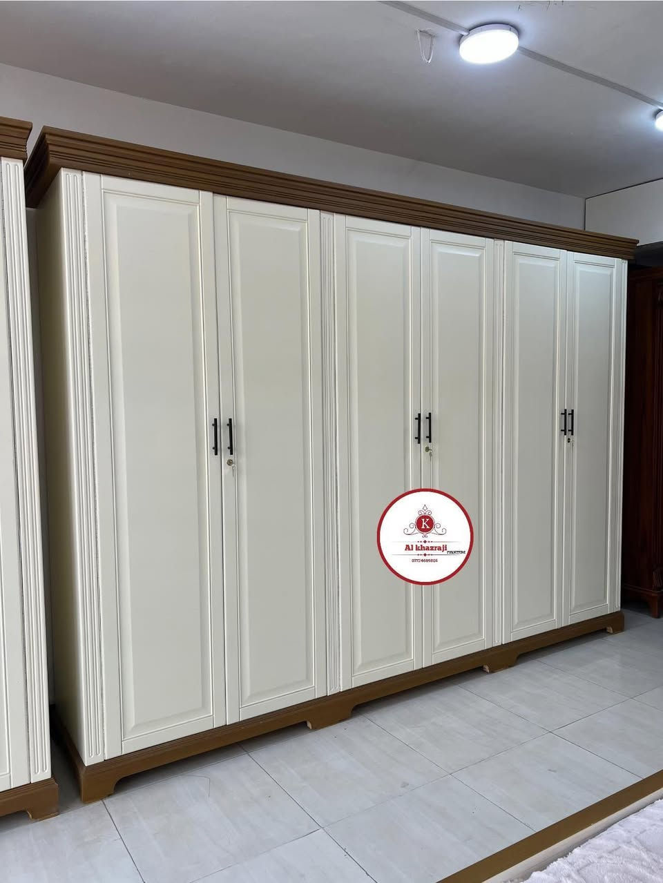 حين تجتمع الفخامة مع الإتقان… يولد موديل آشور.
تصميم راقٍ ونجارة عراقية أصيلة تضيف لمنزلكم لمسة ملكية لا تُنسى. 🤍

موديل اشور

نجارة عراقية 100% 🇮🇶
ضمن وجبة الدرجة الأولى

💰 السعر: 3,350,000 دينار

المواصفات:
• غرفة 6 أبواب طابقين مع ملحق داخلي
• الداخل صاج طبيعي سماكة 4 ملم
• واجهة الغرفة MDF سماكة 9 ملم
• جميع ملحقات الغرفة والكنتور واجهة 9 ملم MDF والداخل 4 ملم صاج طبيعي
• القاعدة بلوك صاج
• الظهر چرچوبة داخلية مع شد براغي لزيادة المتانة
• نرمادة شرطية
• مجرات سكك هيدروليك
• صبغ أوف وايت و صاج طافي
🎁 طابورية هدية

📏 قياسات الغرفة:
• الكنتور: طول 3.30 م – ارتفاع 2.60 م – عمق 60 سم
• الميز مع مراية: 1.60 م
• الجرباية: 3.00 م
• المنام: 1.70 × 2.00 م
• الزاوية: 1.15 م – عمق 60 سم – ارتفاع 2.60 م

🚚 الشد والتوصيل مجاني إلى جميع محافظات العراق

متوفر لدينا داخل صالة العرض تشكيلة واسعة من الموديلات 😊

📍 العنوان:
الحلة – منتصف شارع أبو القاسم
من جهة سوق الحلة الكبير
مجاور دكتور مكي الإبراهيمي طبيب الأسنان

📞 ***********
📞 ***********

#معرض_ومعمل_الخزرجي_للأثاث
