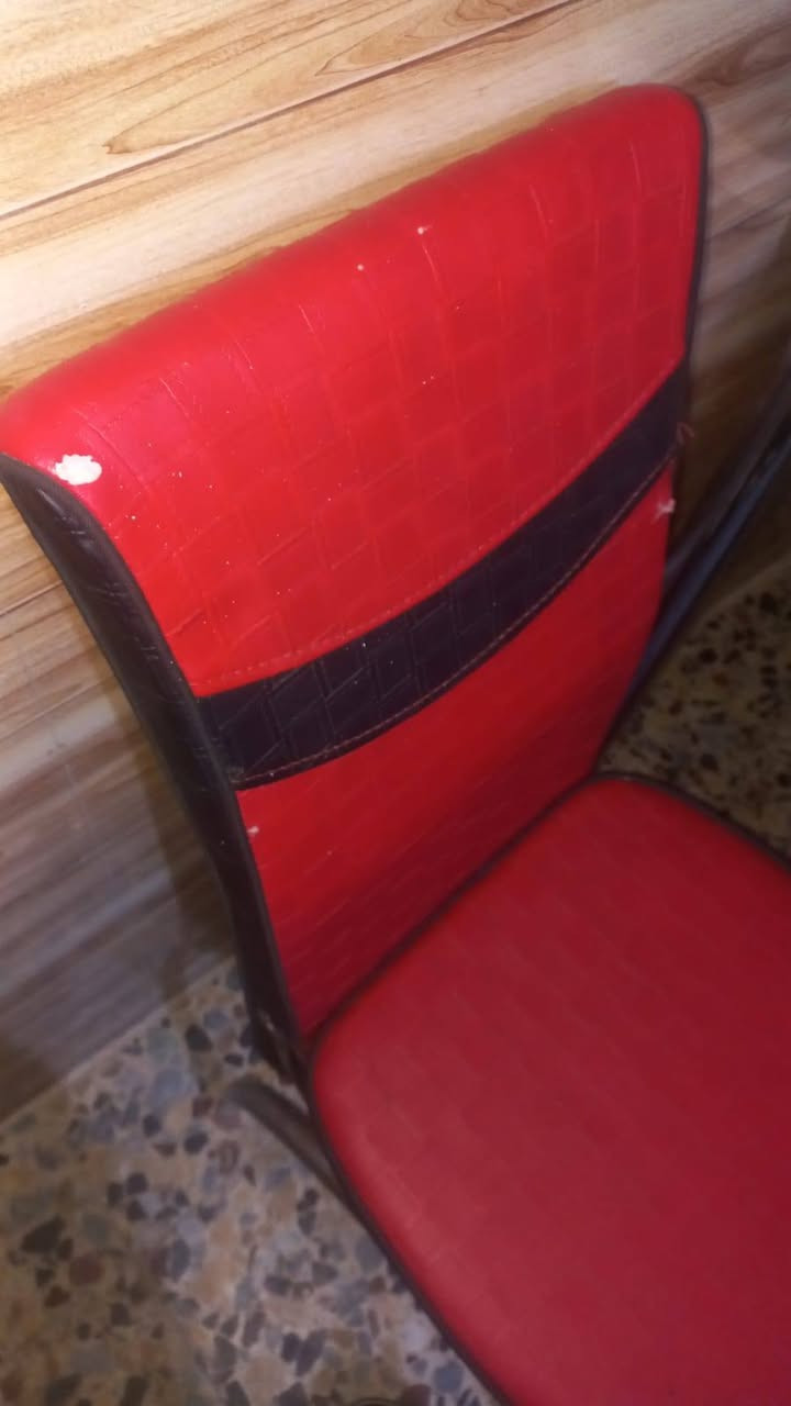 تخم ٨ مقاعد قنفتين ام ٣ وقنفه ام ٢ سعر ٤٠٠ وميز طعام وكراسي ٤ بسعر ٥٠ بلديات ***********٩
