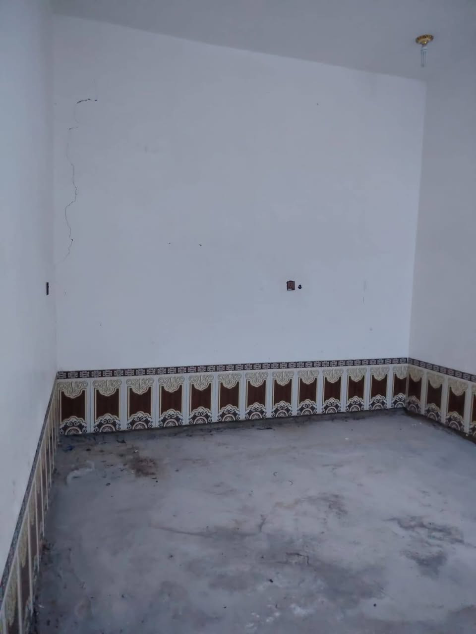 السلام عليكم
دار زراعي  في حي الجوادين نزلة سيد وحيد مساحه 200م بيت جاهز لسكن  البيت مناسب 
غرفتين وصاله ومطبخ ودوانيه وصحيات كامل
جميع الخدمات ماء تبليط كهرباء  للاستفسار الاتصال بالواتساب على الرقم *********** 
 مكلف بالنشر
