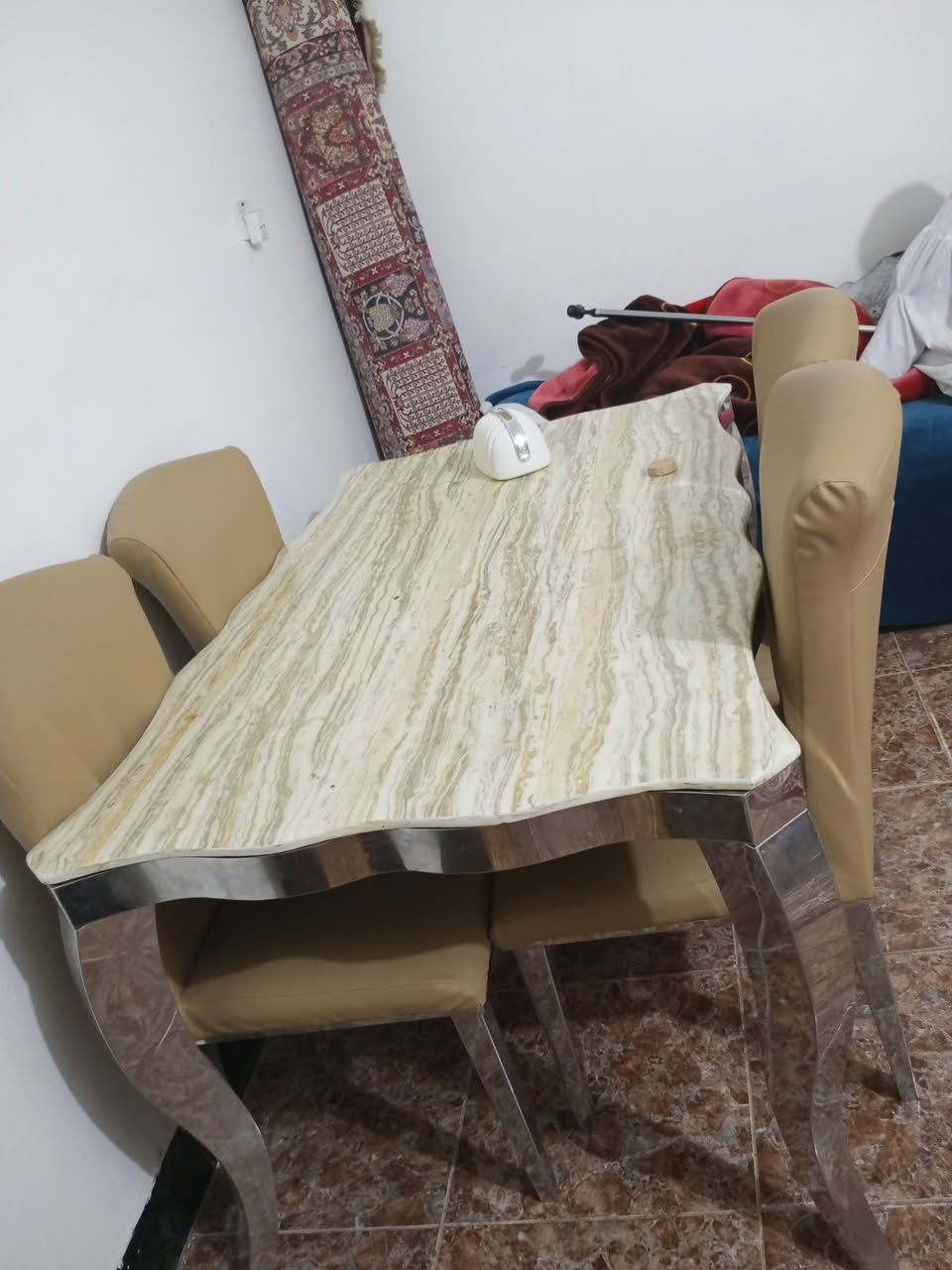 السلام عليكم ميز طعام للبيع مكاني بالديوانيه ***********
