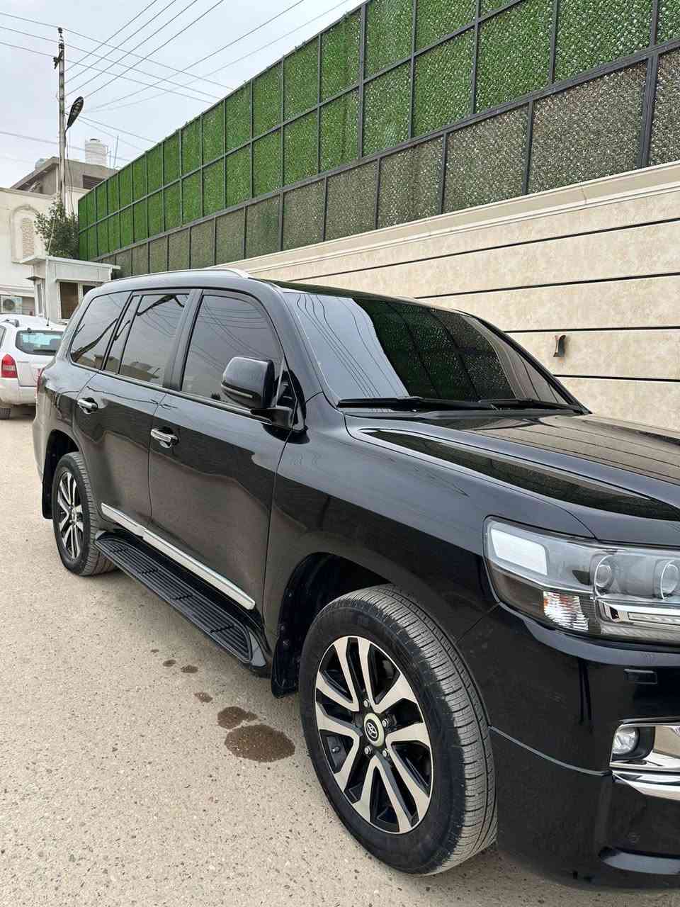 السلام عليكم... لاندكروز بريم اصل موديل 2019 رقم بغداد بأسمي بيها صبغ صفحة من يدة الباب وجوة اثر شخط بدون ضربة صورة الشخط والسونار موجود بالصور السيارة جديدة بدون اي نواقص مكانها بغداد 
السعر / 41 $ 
الاتصال/ ***********
