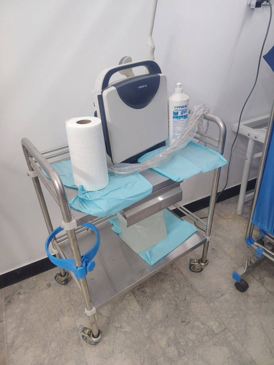 تحية طيبة 
يتوفر اثاث عيادة للبيع مستعمل بحالة ممتازة 
كراسي انتظار ثلاثية عدد 3 سعر الواحدة 80
سلة نفايات عدد 2 سعر الواحدة 30
كاتري عدد واحد سعره 40
اوفن عدد واحد سعره 40
ترولي عدد واحد سعره 60
للتواصل ***********
