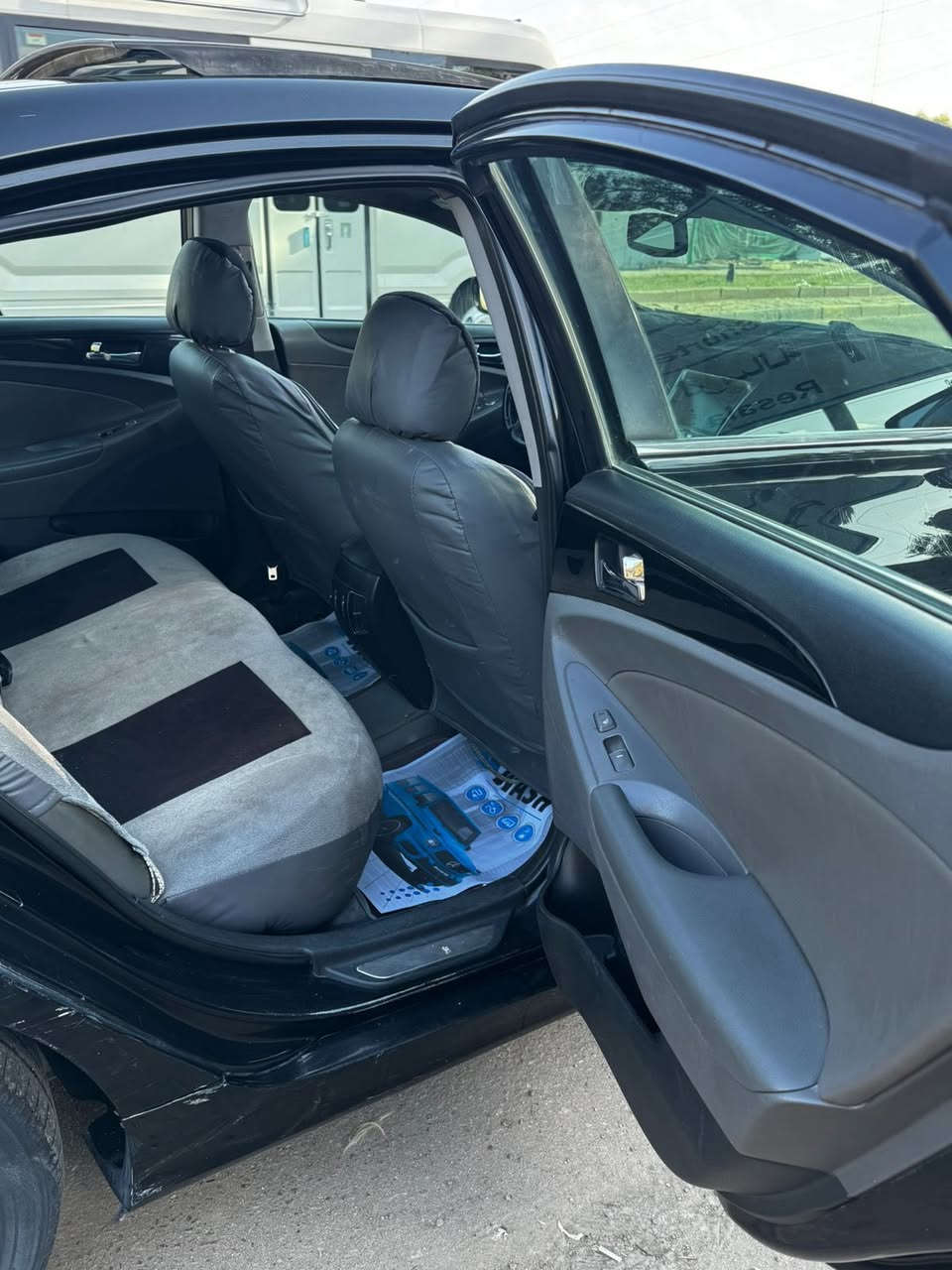 سلام عليكم سوناتا مديل ١٣
رقم بغداد فول موصفات 1/1 
بيه قطعتين بدون دواخل 
السعر ٩٥ وبيه مجال 
مكان بغداد سيديه 
***********
