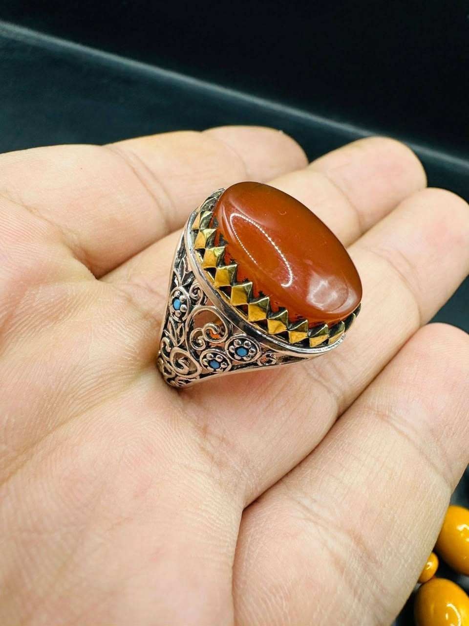 عقيق يماني صياغة جديده داير نحاس تطعيم زاركون السعر 35 الف مع توصيل للحجز مراسله الصفحة أو مراسله واتساب ***********
يوجد توصيل لجميع المحافظات
العنوان ناصريه الشطرة الخان (فضيات حسين) 💞
