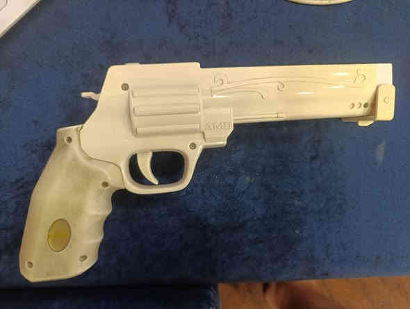 السلام عليكم 
للبيع جهاز نينتندو وي ابيض مـ.ـهكر مع ملحقاته التي تشمل 
ريموت تحكم عدد ٢ ( اصلي + تجاري motion 2 in 1 )
نانتشاك عدد ٢ ( اصلي + تجاري ) 
محولة كهرباء 220V
سنسر 
كيبل شاشة AV
تحويلة HDMI لإعطاء وضوح للالعاب 
قاعدة تثبيت الجهاز 
ستيرن محاكاة العاب السياقة مثل لعبة Mario Kart
مسـ.ـدس لالعاب الشوتر مثل لعبة رزدنت ايفل 4
بطاريات عدد 4 للريموت 

إضافة إلى الهارد حجم 500G الذي يحتوي على سلة متكاملة من العاب الوي و الگيم كيوب 

كما و يحتوي الهارد على محاكيات العاب الريترو القديمة مثل محاكي السيگا و و السوبر نينتدو و الگيم بوي 

بعض الالعاب المتاحة هي :
1- resident evil 4
2- Mario kart 
3- Mario party 4,5,6,7,8,9
4- metroid
5- zelda
6- Wii sports 
و غيرها الكثير الكثير 

لضمان حق الزبون المحترم يتم تصوير السيريال نمبر للجهاز والهارد
مع تشغيل الالعاب و فحصها إضافة إلى فحص الريموتات لضمان سلامة الازرار 

للحجز والاستفسار مراسلتنا واتساب على الرقم ***********
