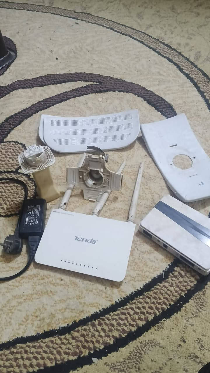 ثلاجة للبيع و بلازمة كلهن شغلات الي بصوره تجي جيكهن بيدك السعر 400 وبيهن مجال ***********
