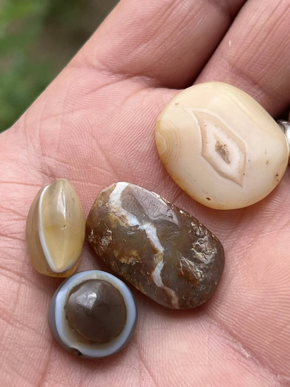 احجار للبيع العنوان الكوت للاستفسار الاتصال على ***********
