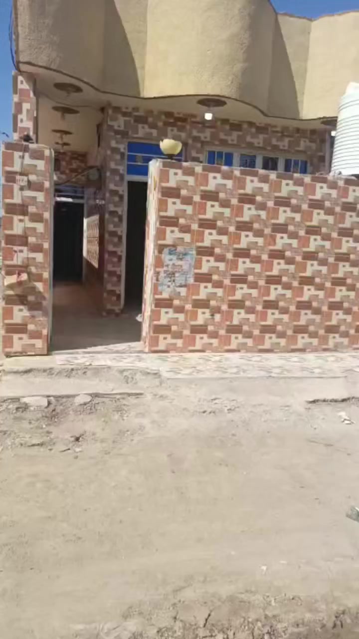 مشتمل مساحه 108م حي الحكيم نزلت بيت خليفه يبعد عن الشارع 600متر بناء طابوق وسقف صب يتكون من غرفه وهول ومطبخ واستقبال بيت مرتب مثل ماموضح بلفديو
السعر 32 وقابل للتفاوض للاستفسار الاتصال ***********
اومراسلة الصفحه.         البيت مرقم من قبل البلديه
