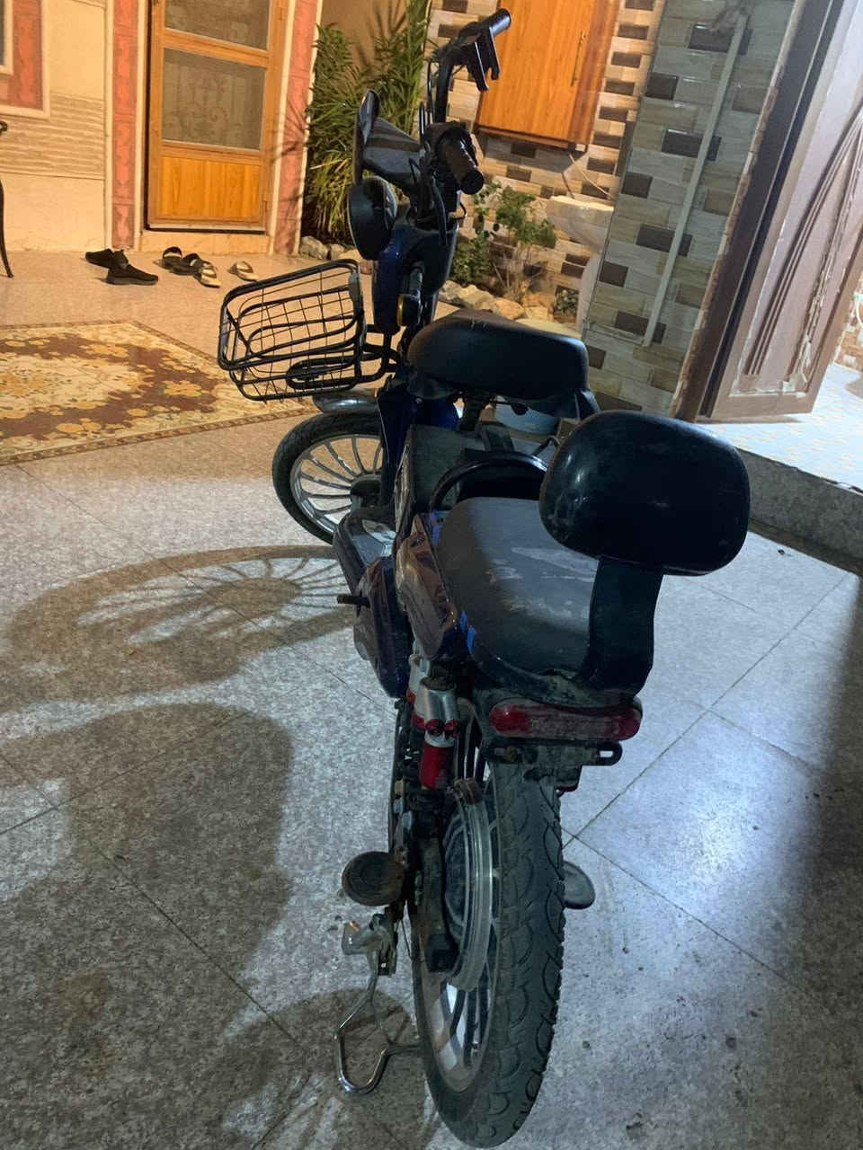 دارجة شحن حجم ١٤
نمرة ماتشتغل معلگة عل ٣

تشحن للستين بالمية باتريها هابط

البريك يرادلة ضب

الدراجة تشتغل حاليا تمشي من ٢٥ الى ٣٠ سرعتها

بيها اشارة يمنة ويسره

بيها ضوة وهورن وستاند تلفون

بيها بلوتوث شغال

الشاشة تقرة اشارة بس ماتقرة سرعة 

ممشاها بالالفين كيلو 

وتمشي توصلك مسافات قريبة مال شغل

مكاني البصرة الجنينة سعرها ١٥٠ وبيها مجال للطيبين

وحگ الجية


**إذا كنت صاحب هذا الإعلان وتريد حذفه لأي سبب، رجاءا أرسل رسالة إلى الدعم الفني**