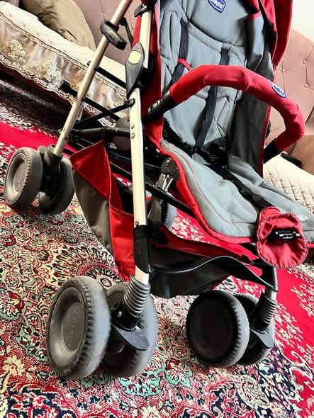 السلام عليكم جميعا عندي عربانة طفل للبيع نوع جيكو مستعملة سنة  فقط السعر 70 الف دينار وبيها مجال بسيط  عنواني بغداد العطيفية الاتصال على رقم ***********
