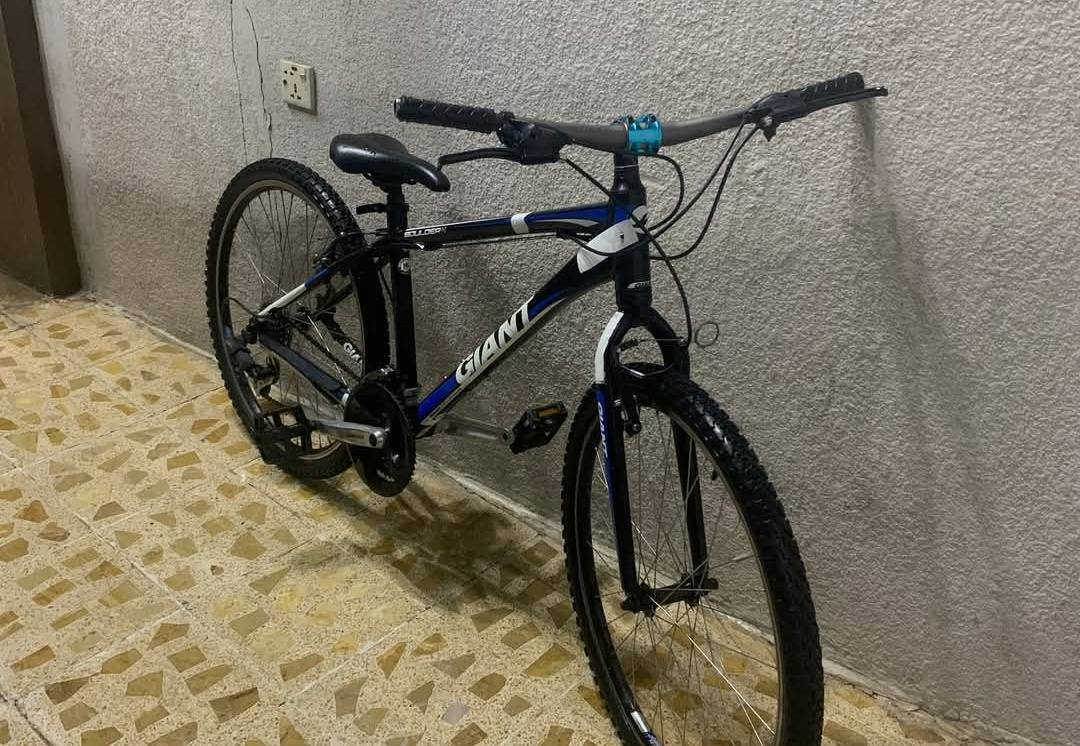 *توصيل كل المحافضات …
سلام عليكم 
بايسكل نوع جاينت صنع تايوان
حجم 26 
سستم شيمانو عقرب شيمانو تورني 
فقاسات بريك كلو شغال 
بدال امامي 3خلفي 8
وياله زوم طبقتين فحمي 
بايسكل ما متعوب او نضيف من كل شي ما مل بي اي قطعه 
160الف بي مجال قليل 
اسيا ***********توصيل موجود
