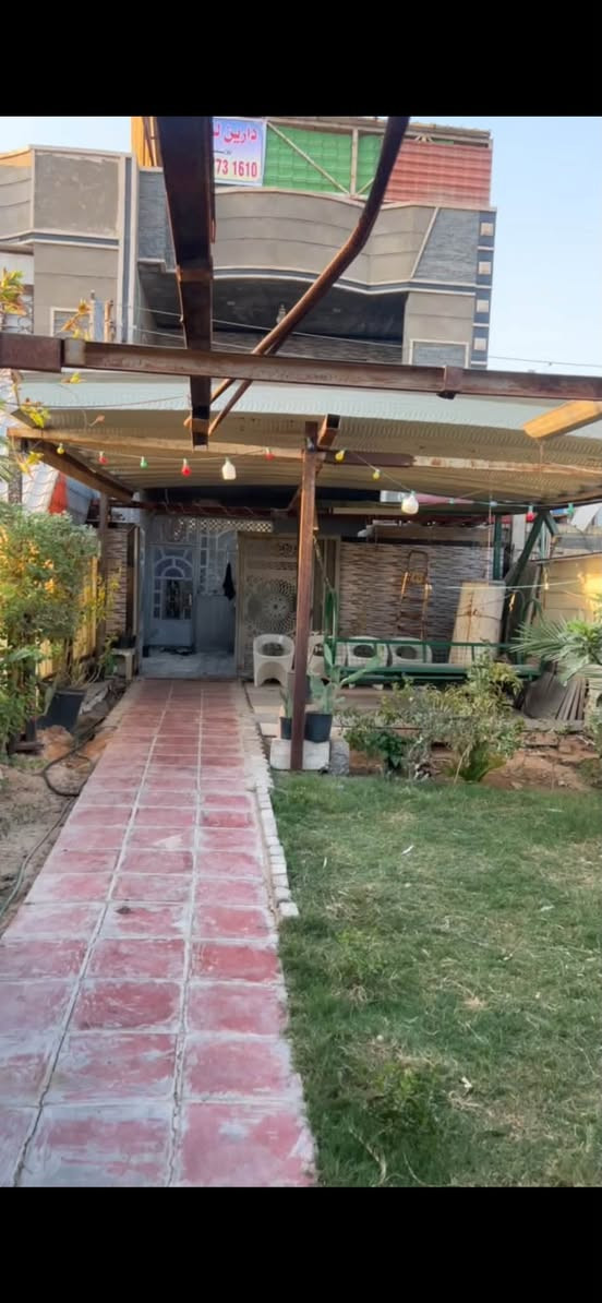 🏡 عقار استثماري وسكني مميز للبيع في بغداد - الأمين الثانية 🏡
للبيع (بيتين متجاورين) كل بيت طابقين ونصف في منطقة الأمين الثانية (رئاسة المعلمين) قرب قرية الشهيد نعيم. موقع حيوي ومخدوم بالكامل، مثالي جداً للسكن العائلي المشترك أو للاستثمار.
🌳 الميزة الخارجية الفريدة:
 حديقة أمامية خاصة: مساحة واسعة ممتدة أمام البيتين بطول 20 متر ومزروعة بالكامل، مسيجة ولها باب خارجي مستقل لتوفير خصوصية تامة وأمان للأطفال أو لكراج السيارات.
📌 تفاصيل البناء والتقسيم:
 المساحة الكلية للأرض: تقريباً 400 متر مربع 
 البيت الأول (واجهة 5 متر): بناء أمامي حديث طابقين ونص + بناء خلفي قديم (غرفتين كبار وترك).
 البيت الثاني (واجهة 6 متر): بناء أمامي حديث طابقين ونص + بناء خلفي قديم (غرفتين كبار وترك).
📌 خدمات المنطقة والموقع:
 نوع الأرض: زراعي.
 الخدمات: تبليط ورصيف، شبكة مجاري، ماء إسالة، كهرباء مستقرة + خطوط مولد.
 المرافق القريبة: منطقة مخدمة بالكامل تحتوي على أكثر من سوق، عدة مدارس بمختلف المراحل، وقريبة من المستشفيات.
💰 السعر المطلوب للبيتين معاً:
 275 مليون دينار عراقي.
📞 للاستفسار والمعاينة:
 يرجى المراسلة على الخاص أو الاتصال على الرقم: [***********]
