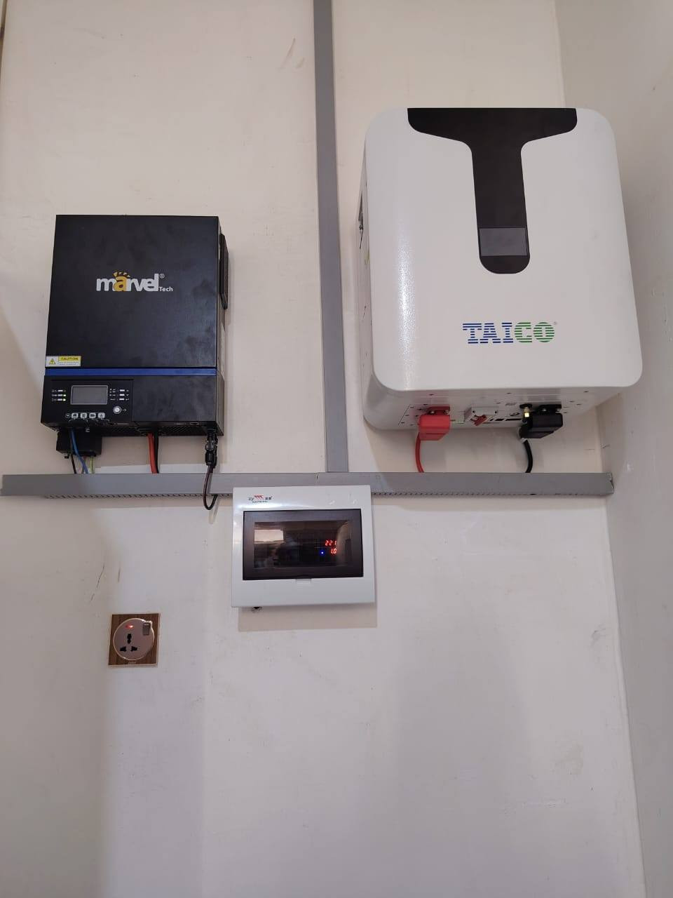 محطة شركة النور الهندسية للطاقة الشمسية  
#كانت  في قضاء الحويجة قرية الحلوه 
مبارك ان شاء الله لصاحب المنظومة نسأل الله أن يشوفهم خيرها ويكفيهم شرها 
الحمد لله تم تنصيب 
   المنظومة الطاقه الشمسيه الانيقه ذات الجودة والكفاءة العالية لمن يبحث عن الرُقي والتميز والجودة بنفس الوقت.
حيث تم بحمد الله تعالى تركيب منظومة طاقه شمسيه متكاملة تجهز المنزل(  10)امبير نهاراً 
و( 7) امبير ليلا بالتناوب مع الكهرباء الوطنية
تكونت منظومتنا من التفاصيل التاليه:_
_نوع الانفيرتر #Marvel حجم #4kw ضمانً   سنة 
_ الواح طاقه شمسيه #تيرنا الشهيره بقدرة 620w  واط كل لوح ذات وجهين و 16 بازبار بكفاءة عالية الجودة عدد 5
_ بطاريه ليثيوم الجديده كلياً حجم 8kw 
ماركه #TAICO #عدد الدورات 8000 دوره ضمان البطارية الى حد 10 سنوات 
ذات الجودة والكفاءة العالية 
والتي لديها القدرة على العمل حتى في درجات حرارة عاليه نسبياً تحتوي على برنامج حمايه متكامل داخلها بالإضافة إلى معرفة تفاصيل البطاريات وكميه الشحن المتبقي من خلال الشاشة الموجودة فيها

_هياكل حديدية ثقيل ضد الصدأ لتثبيت الألواح 

_كيبل DCسمك 4 ملم مخصصة لربط الالواح الشمسيه 

_التوصيلات Mc4 والبوكس الجميع خاصة بالطاقة الشمسية 
مباركه لأهلها شايفين كل خير
#شعارنا #ثقة #أمان #استفادة 

#زورونا #بموقعنا #الجديد #قرب #الدفاع #المدني #في #الحويجة 

#بادارة المهندس علي حسين 

واتساب*********** ...
. اتصال***********

#انفيرترات #بطاريات #ليثيوم #تنصيب
