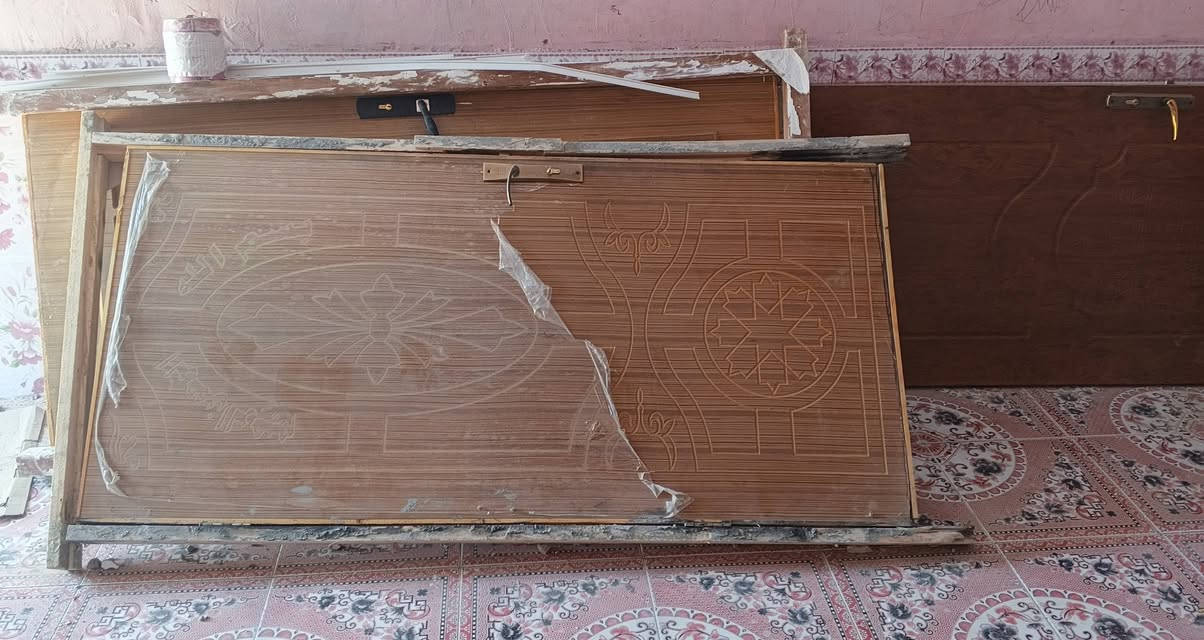 بيبان عدد 3 سندويج القديم 8قطع
القطع ثمن مترات ونص  المتر 10 
*********** العنوان الشافي
