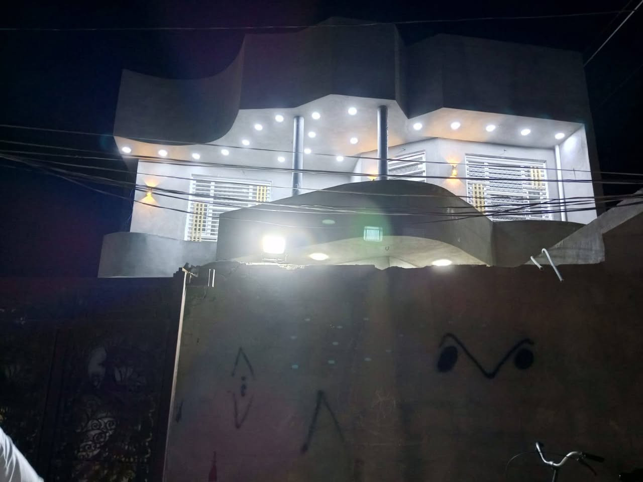 السلام عليكم بيت للبيع مساحة 240 متر طابقين طابو صرف بناء حديث 
يتكون من اربع غرف وصالة وستقبال ومطبخ الموقع بلدروز كسيرات قرب جامع النو. السعر خاص 
الاستفسار 📞
***********

