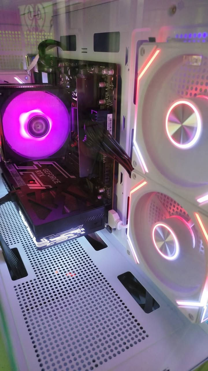 تجميعة PC للبيع - المواصفات:
المعالج: AMD Ryzen 5 7500F
كارت الشاشة: NVIDIA RTX 5060 Ti 16GB
المذربورد: MSI B650M PRO
الرام: 16GB DDR5 5600MHz
الهارد: M.2 NVMe 512GB (3500MB/s)
البور سبلاي: 650W GALAX
الكيس: Black & White Edition
الشاشة: 2K Resolution | 165Hz
ماوس+ كيبورد nova

استعمال ٤ اشهر 
كل القطع عليها ورقة ضمان سنتين من المكتب

السعر: 2,000,000 دينار عراقي
للتواصل (اتصال + واتساب): ***********
