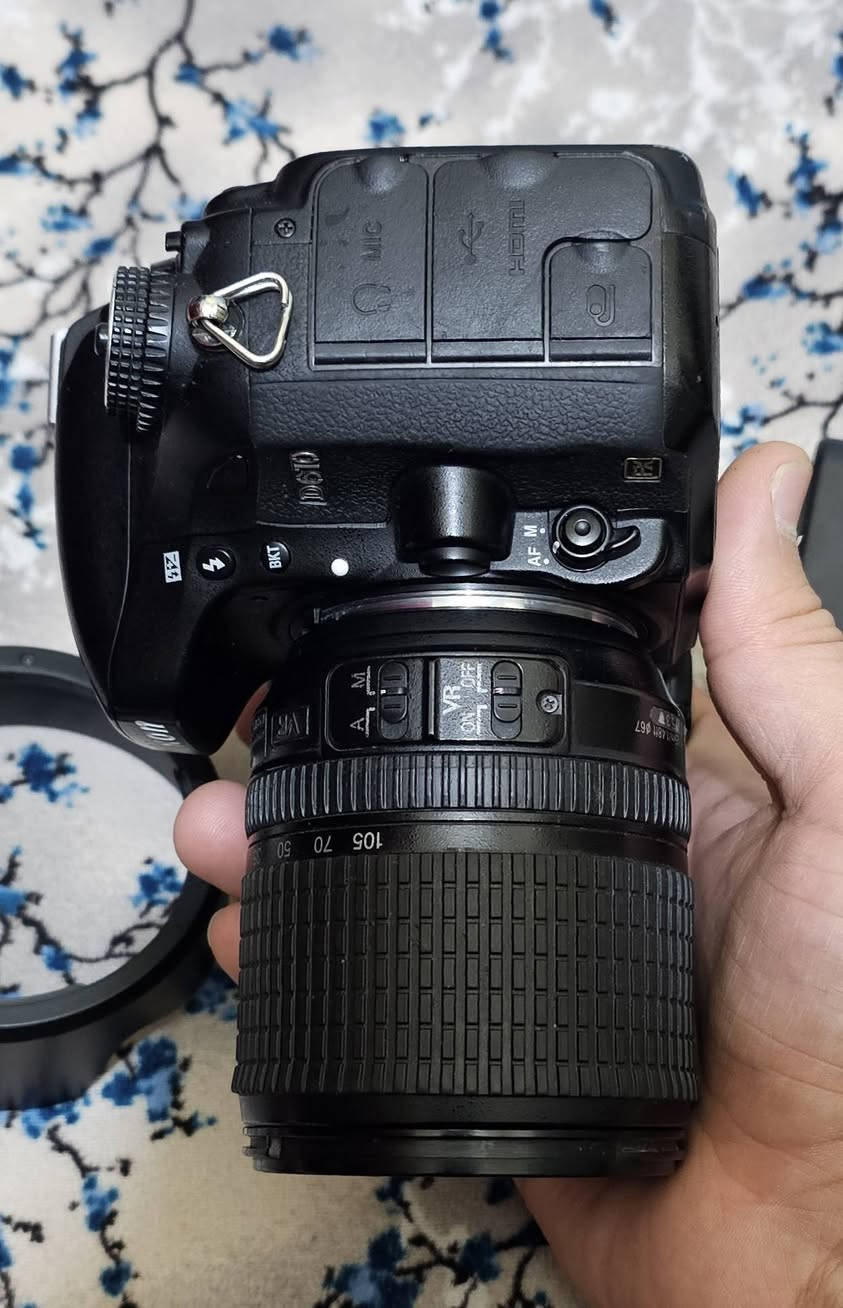 السلام عليكم 
كامرا نيكون 610d الكامرا جدا حلوه ونضيفه 
ملحقات شاحنه بطاريه هود السعر ٧٠٠ وبيه مجال توجيل موجود ***********
