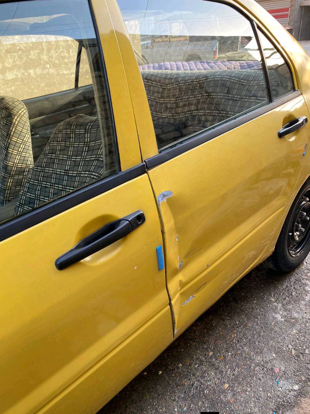 697 
السيارة معروضة للبيع، لونها أصفر وموديل سيدان. السيارة موضوعة في حالة جيدة بشكل عام ولكن بيها بعض الأثر على الجسم من الخارج. المحرك نظيف ويعمل بصورة جيدة، والداخلية نظيفة ومريحة. فرصة جيدة اللي يدور على سيارة عملية بالسعر مناسب.