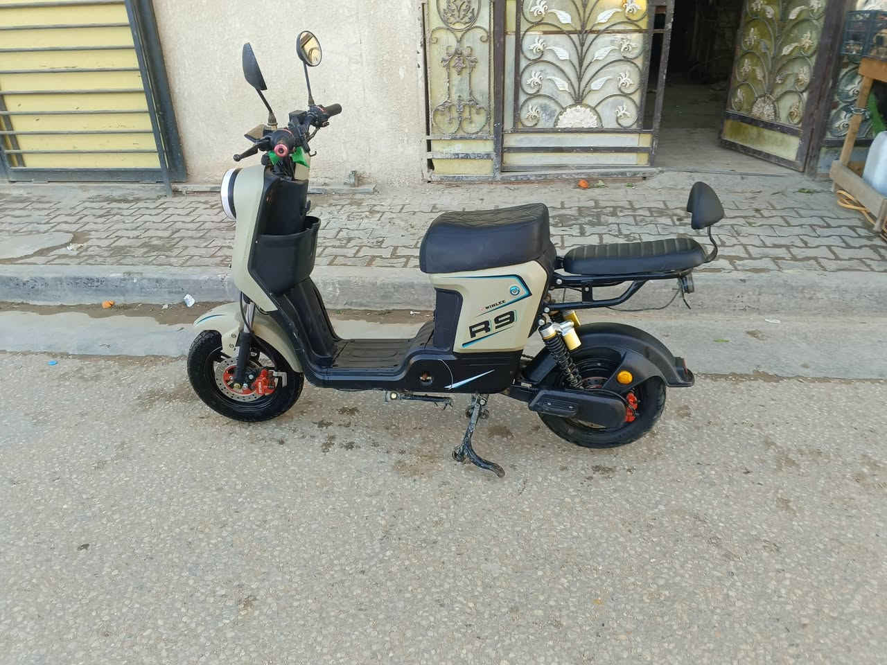 للبيعR9 أخت جديده مستخدم قليل موديل 25 تشتغل كارت وسويج وبصمه واحد على وأحد شرط الفحص سعر 350 كربلاء حي البلديه ***********
