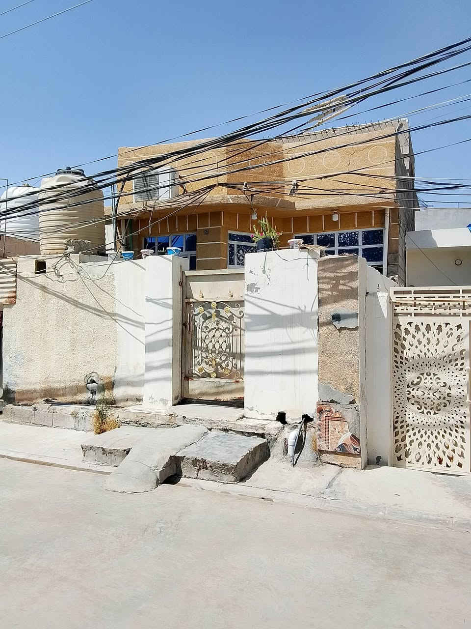 السلام عليكم دار للبيع مساحه ١٠٠ متر زراعي بناء يتكون من استقبال وصاله وغرفه نوم وصحيات وكراج ارظيه سيراميل للباب خدمات متكامله تبليط اناره مجاري انترنيت ظوءي العنوان بهرز الدواسر شارع جامع الحاجه حصيله اتصل عل رقم ***********
