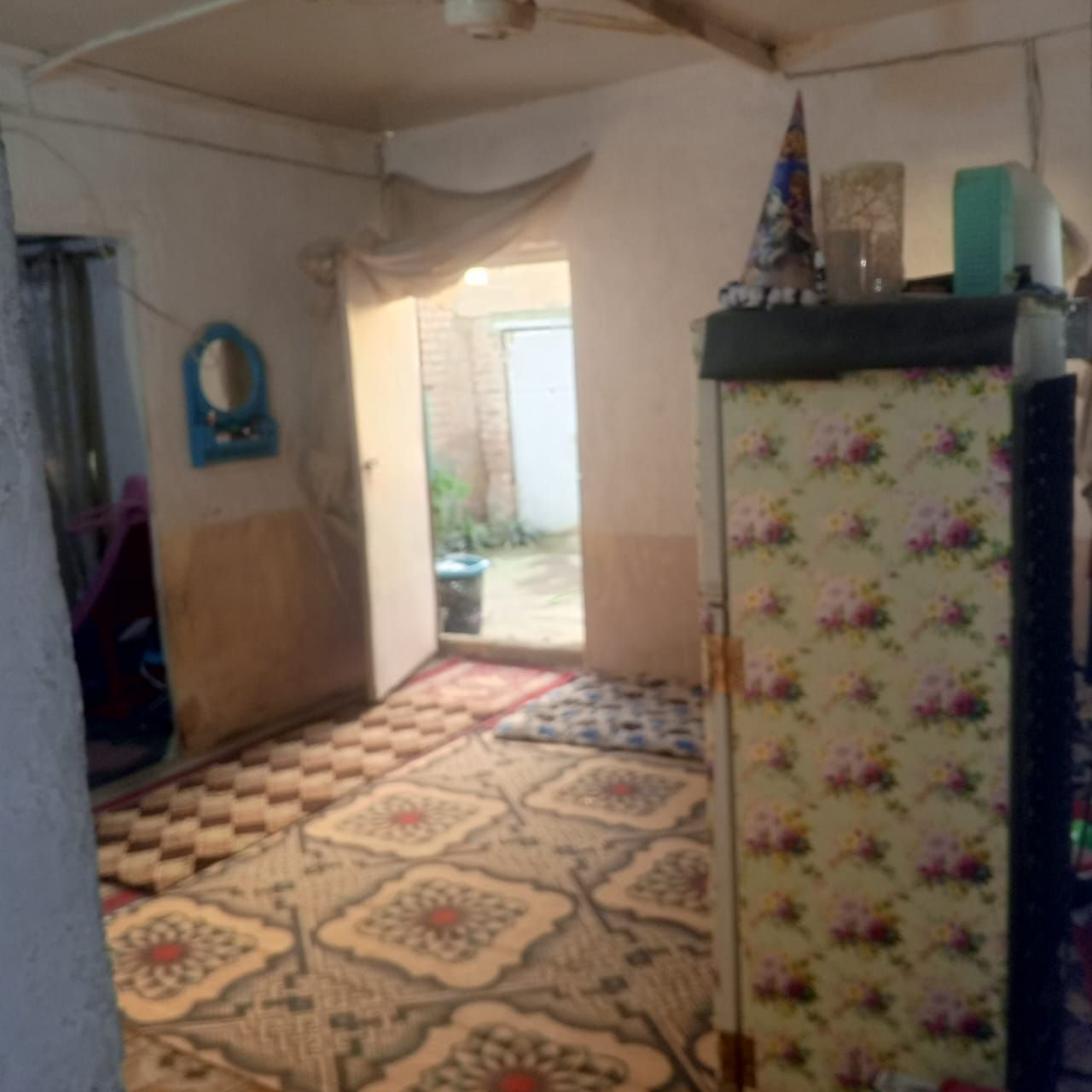 دار للايجار 
بيه غرفتين ومطبخ وحمام سقفه سندويج وبيه غرفة جينكو الشهر ب١٠٠ الف
مكانه خلف الملعب الدولي قريب على شارع السوك شارع٣٠
للتفاصيل الاتصال على الرقم أو المراسلة عالواتساب ***********
