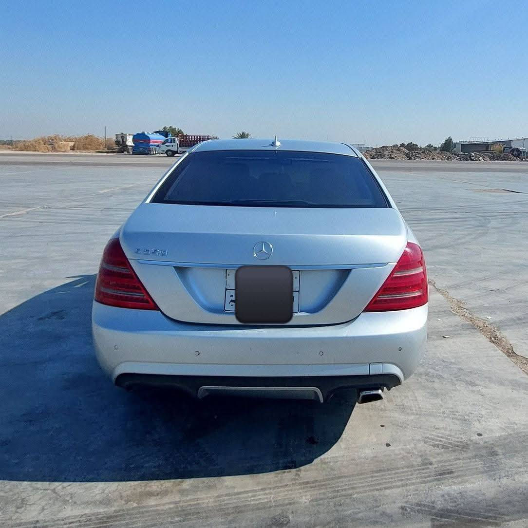 السلام عليكم ورحمة الله وبركاتة 
موديل 2007 550 S بيها معامله من سنة ٢١ ولم يدفع الكمرك  
صبغ جاملغ خلفي وكلير جاملغ أمامي فقط . 
السعر ١٢٠ 
***********
