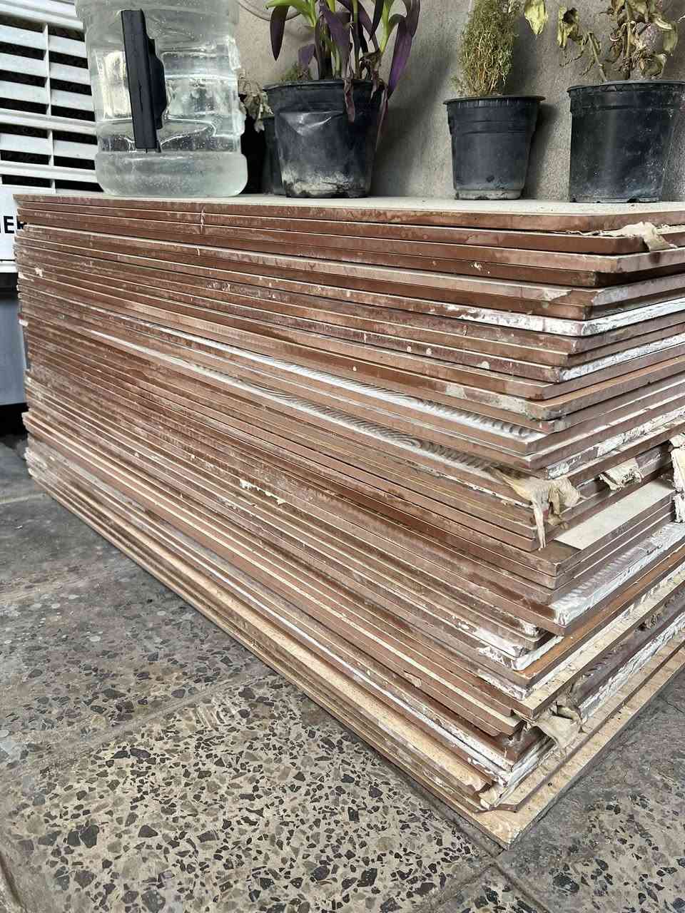 سيراميك جدران عرض 40 طول 105 عدد سكيبه
او سيراميك ارضيه 30x30عددً21 كارتونه 
سعر مناسب خابر وتدلل *********** بغداد
