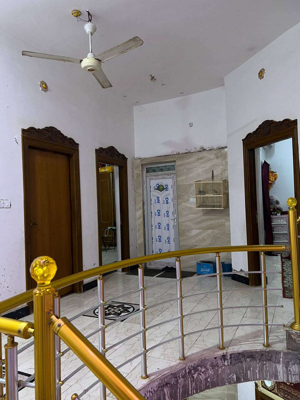 بيت للبيع مساحه 150 متر البناء طابوق طابقين يحتوي على اربعه غرف نوم وستقبال وصاله ومطبخ وحمام وصحيات داخليه وخارجيه ومناور جنس العقار طابو ملك صرف زراعي سند 25 ابسم عراقي العنوان التالي البصره الجزيره الثانيه الفيروزيه الجسر الثاني للاستفسار تواصلو معنا عبر الواتساب  ***********
