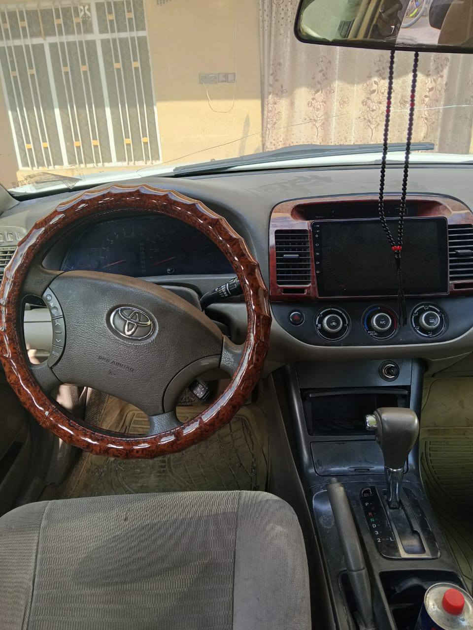 سلام عليكم كامري موديل 2006 بسمي لسعر 87 وبيهة مجال ***********
